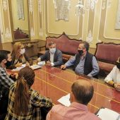 Instantes de la reunión con detallistas del Mercado