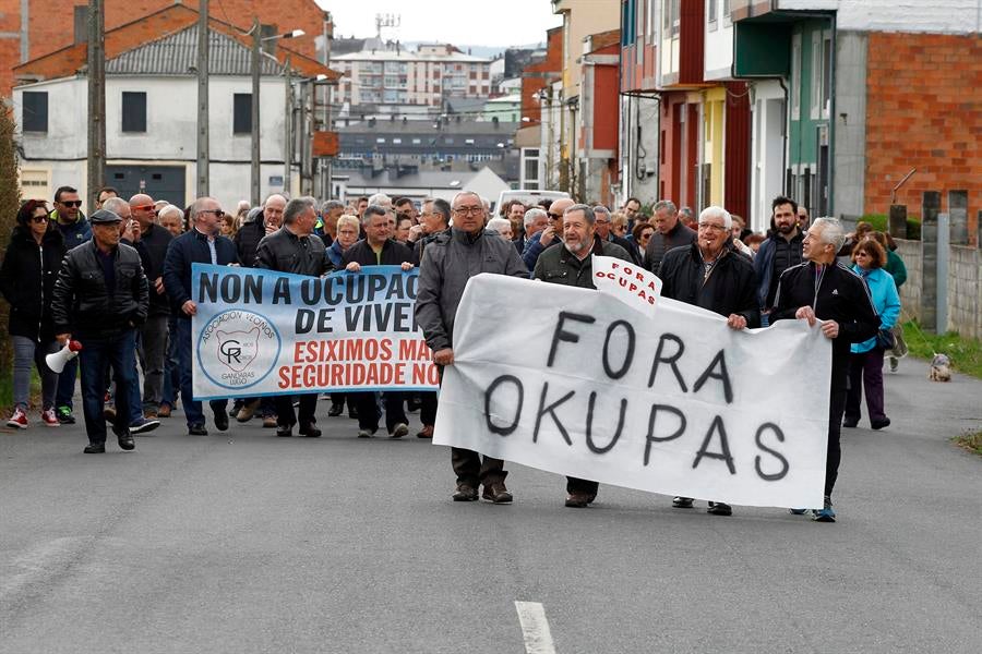 Los vecinos del barrio de As Gándaras hacen frente a los okupas Los vecinos del barrio de As Gándaras hacen frente a los okupas