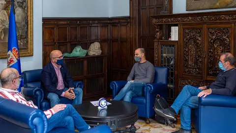 Manuel Baltar, en su reunión con los directivos de la Asociación de Hoteleros de Ourense Manuel Baltar, en su reunión con los directivos de la Asociación de Hoteleros de Ourense