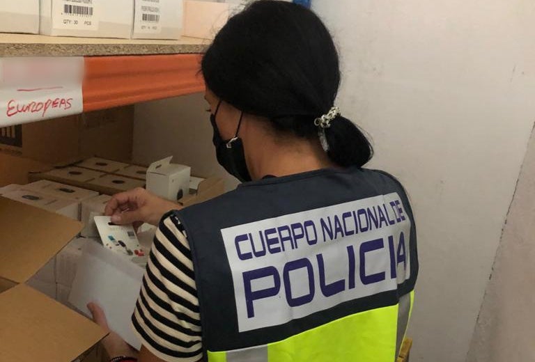 La Policía Nacional desmantela una nave industrial que vendía en páginas web productos electrónicos falsificados de prestigiosas marcas La Policía Nacional desmantela una nave industrial que vendía en páginas web productos electrónicos falsificados de prestigiosas marcas