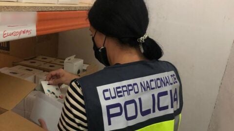 Una agente comprueba la mercanc&iacute;a falsificada