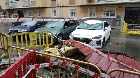 Destrozos por viento en Reyes Católicos Tejado de la calle Gran Capitán en el suelo por las rachas fuertes de viento