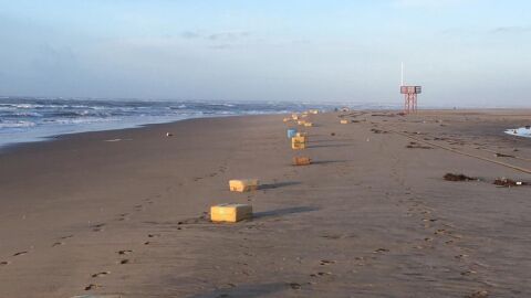 Fardos de hachis en la playa de Isla Canela