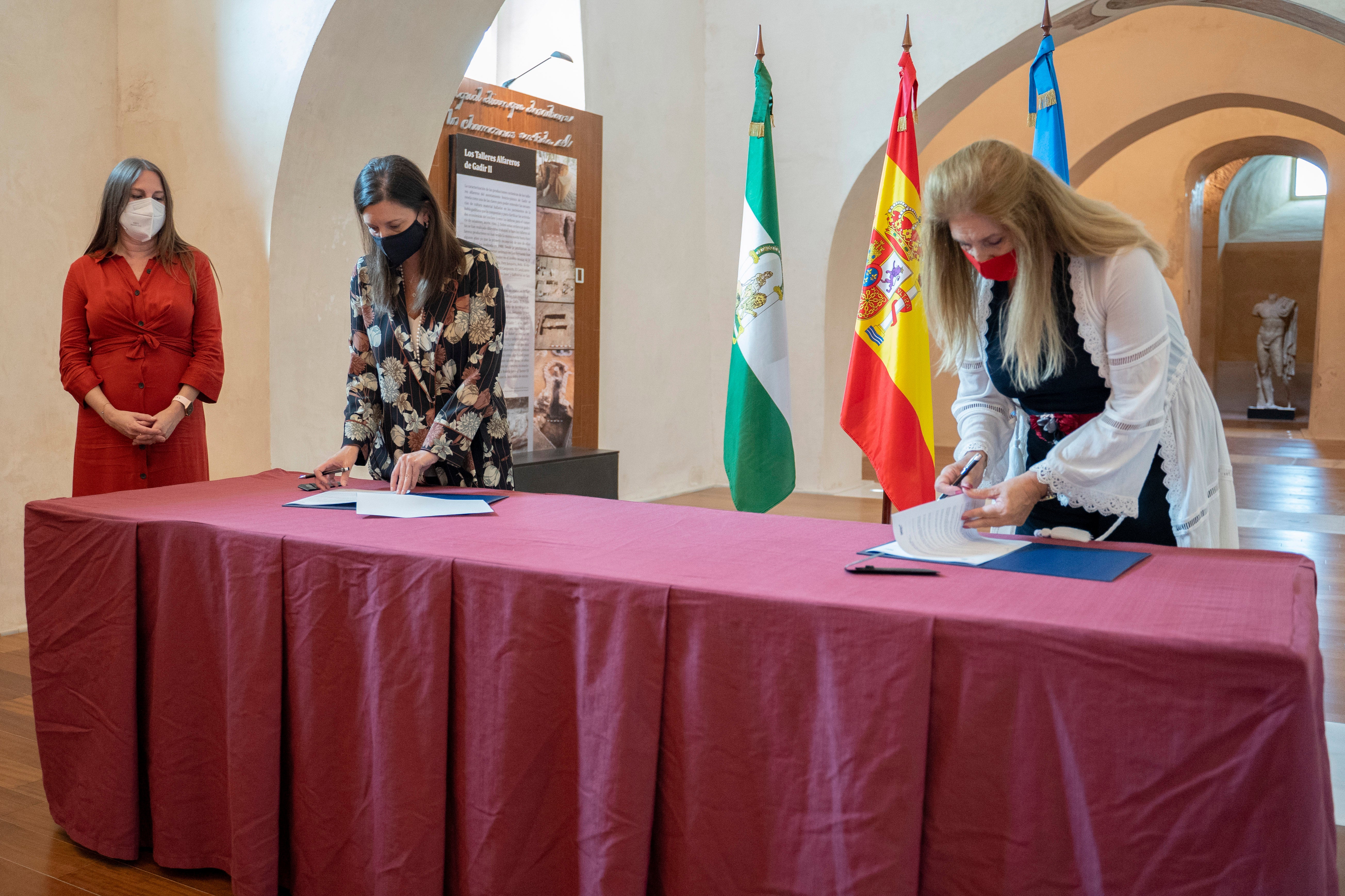 La AETC y el Ayuntamiento firman un convenio de colaboración para reforzar al sector turístico de la ciudad La AETC y el Ayuntamiento firman un convenio de colaboración para reforzar al sector turístico de la ciudad