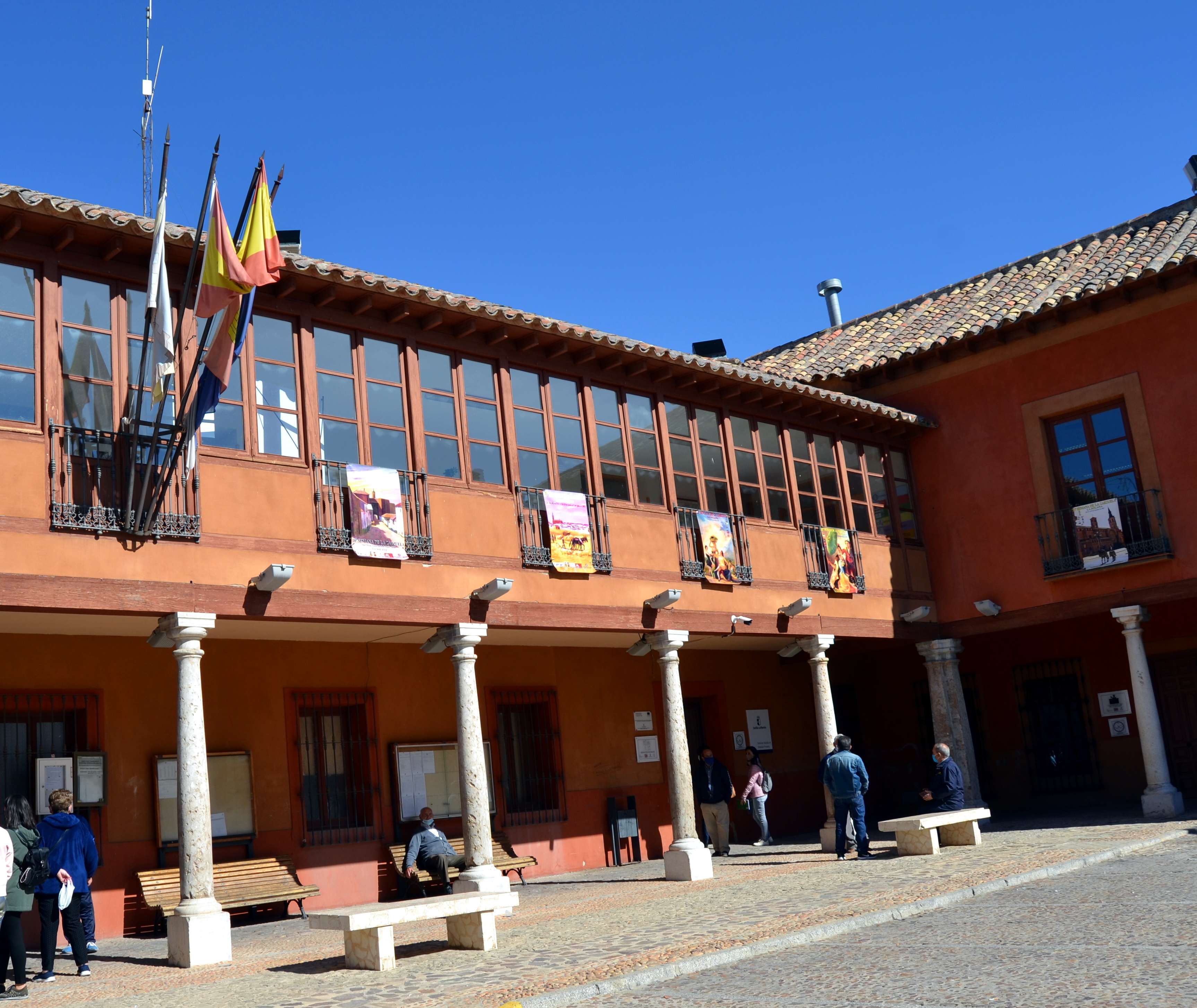 Llamativa exposición de carteles en la plaza mayor de La Solana Llamativa exposición de carteles en la plaza mayor de La Solana