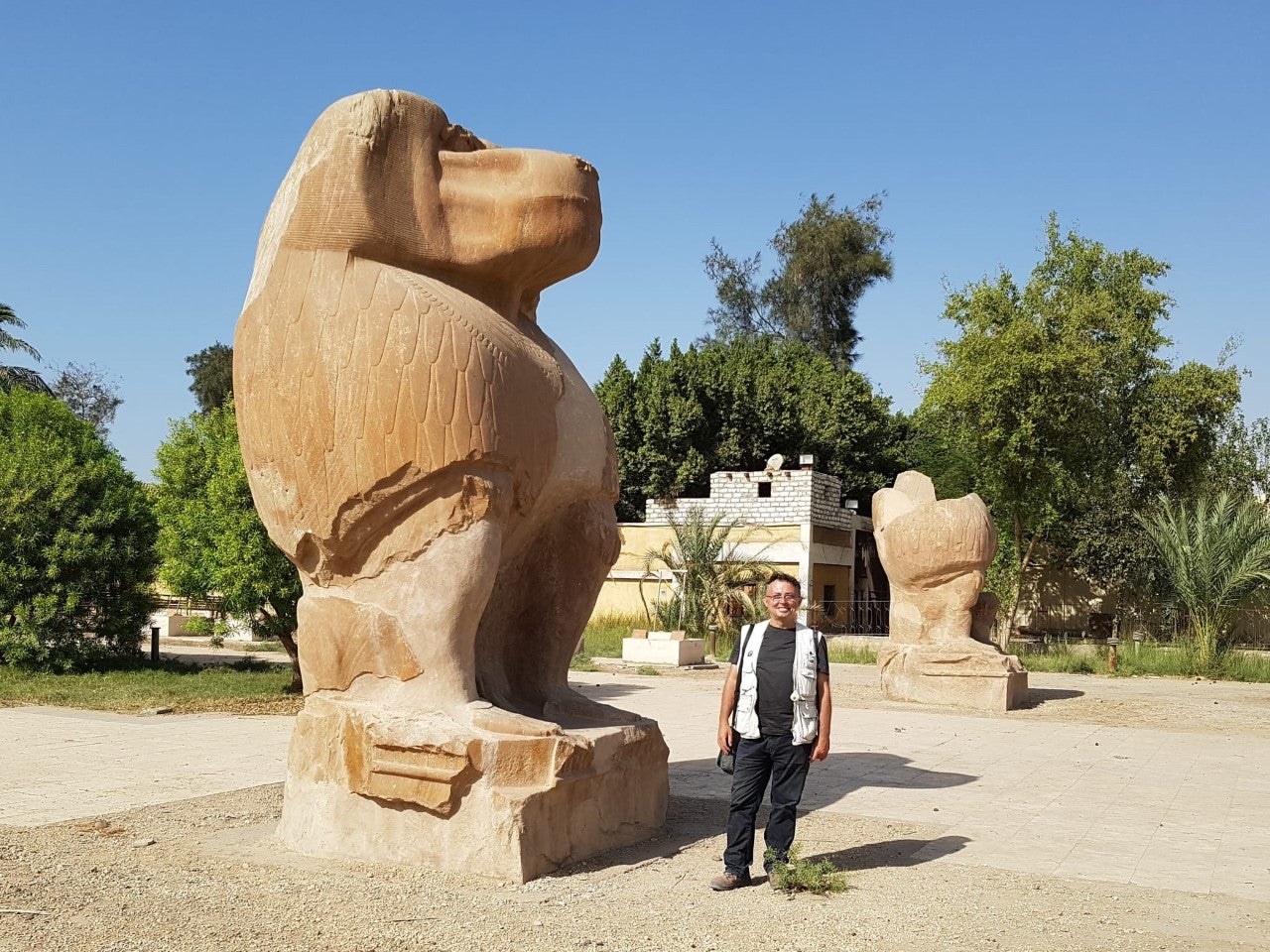 Egipto profundo en la onda entra en las catacumbas de Tuna el Yebel, en Egipto Medio Egipto profundo en la onda entra en las catacumbas de Tuna el Yebel, en Egipto Medio