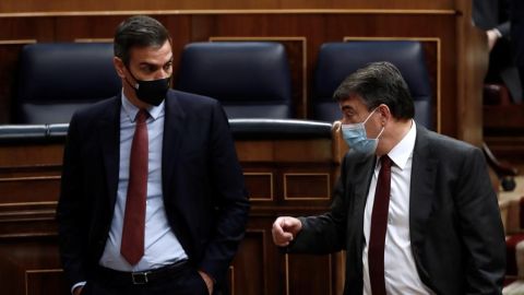 El presidente del Gobierno, Pedro S&aacute;nchez y el portavoz del PNV Aitor Esteban, conversan tras la intervenci&oacute;n del l&iacute;der de Vox.
