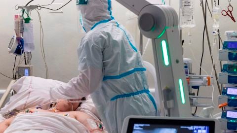Un sanitario hace una radiograf&iacute;a del pecho a un paciente ingresado en la UCI por COVID-19.