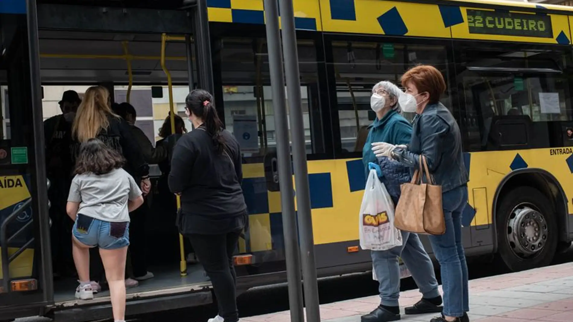 O Psoe urxe ao concello que "limete o aforo" no servizo de autobuses urbanos