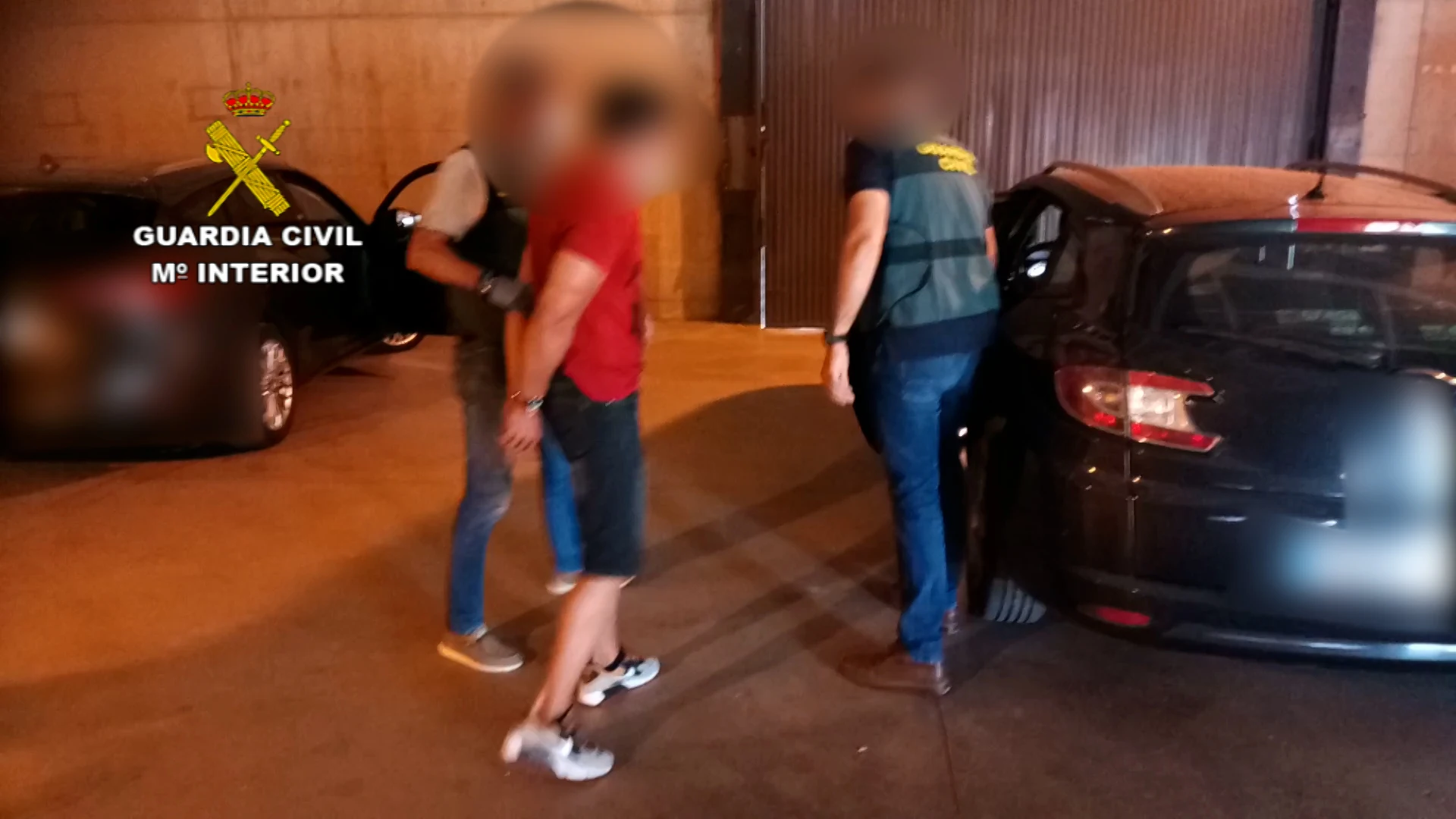 Uno de los detenidos custodiado por la Guardia Civil Uno de los detenidos custodiado por la Guardia Civil