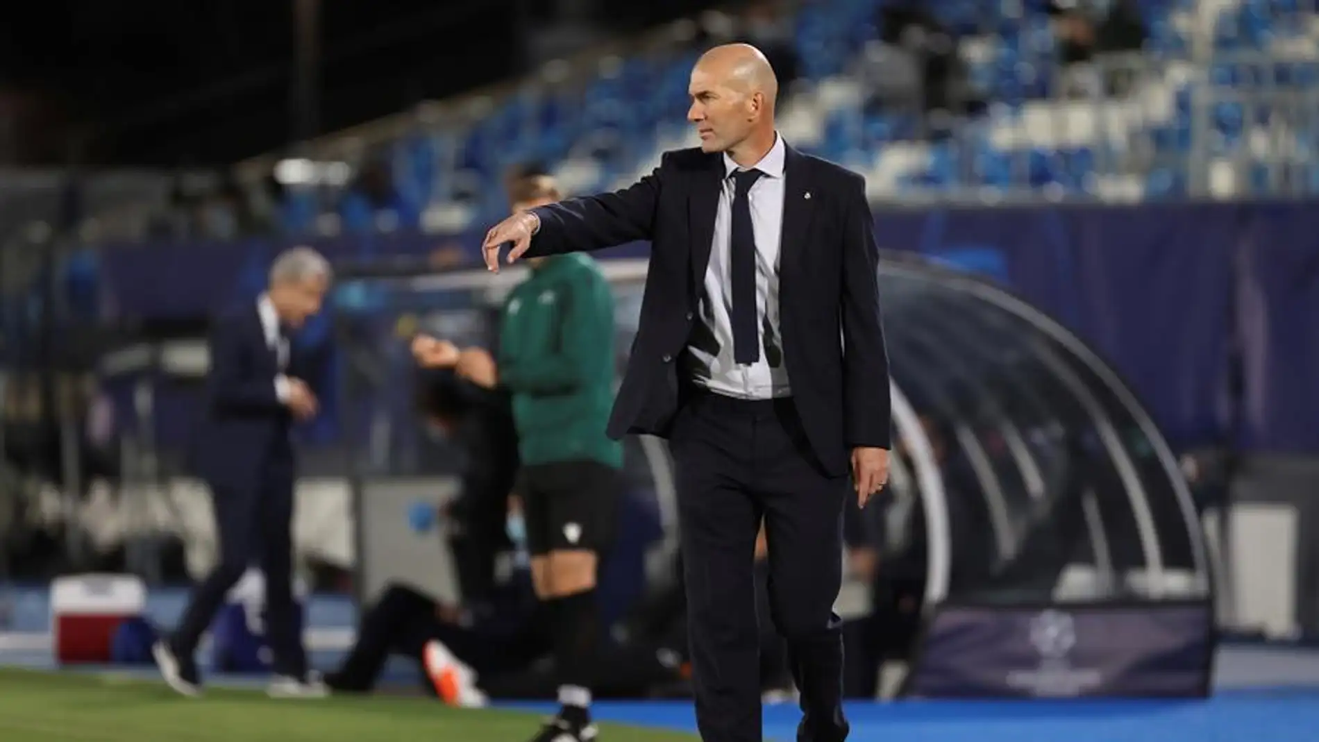 Zidane, en el césped de Valdebebas.