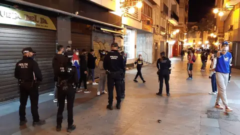 Agentes de la Policía Local de Elche en el centro de la ciudad. Agentes de la Policía Local de Elche en el centro de la ciudad.