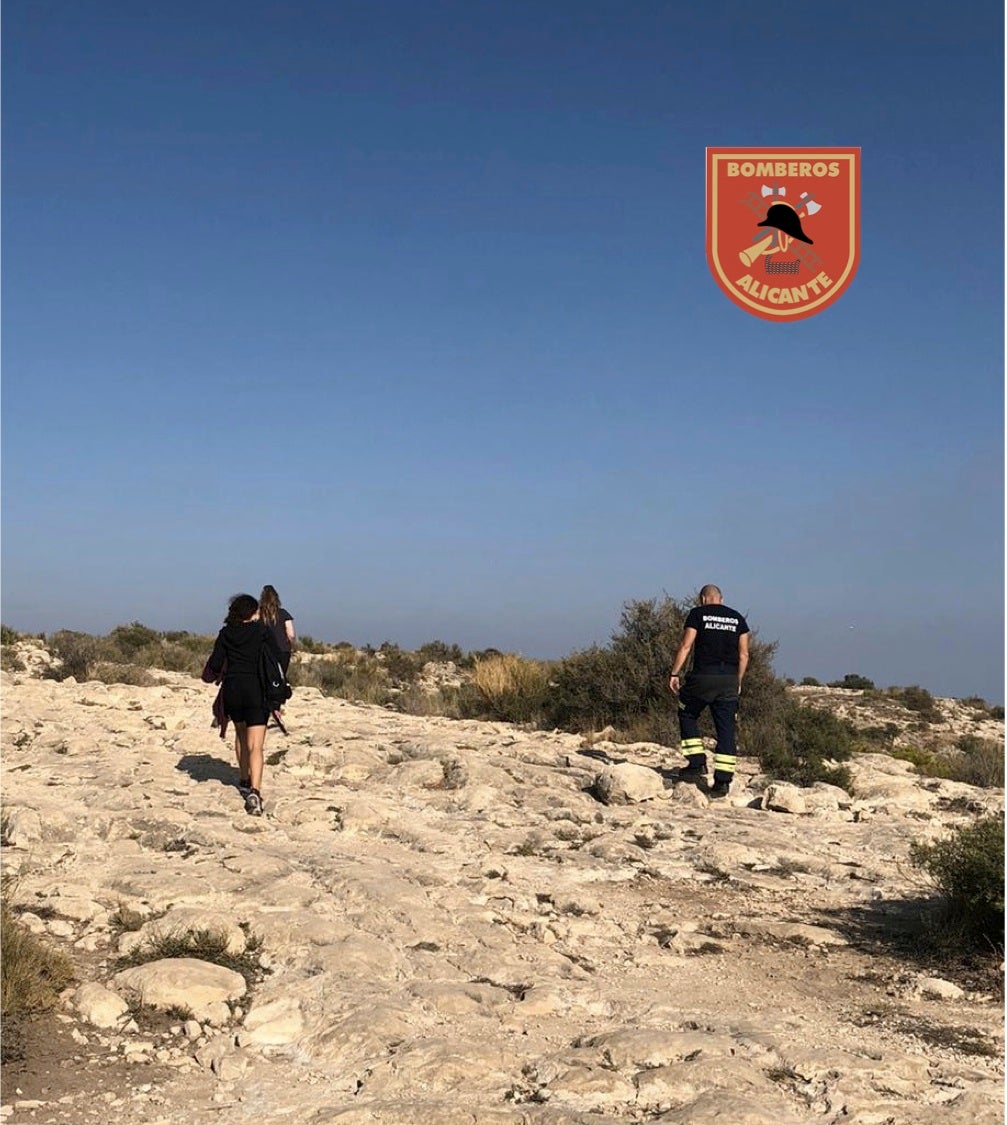Los bomberos de Alicante rescatan a dos jóvenes atrapadas en la cima de la Serra Grossa Los bomberos de Alicante rescatan a dos jóvenes atrapadas en la cima de la Serra Grossa