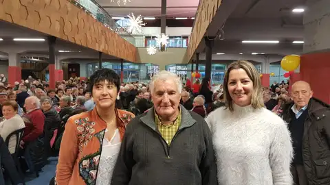 La pandemia duplica el número de usuarios del servicio municipal de "Xantar no fogar" Olga López Racamonde, concejal de Benestar Social y la alcaldesa de Lugo Lara Méndez acompañan a un jubilado durante una cena de navidad.
