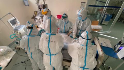 Imagen de varios sanitarios atendiendo a un paciente de la unidad de cr&iacute;ticos del hospital de Ourense