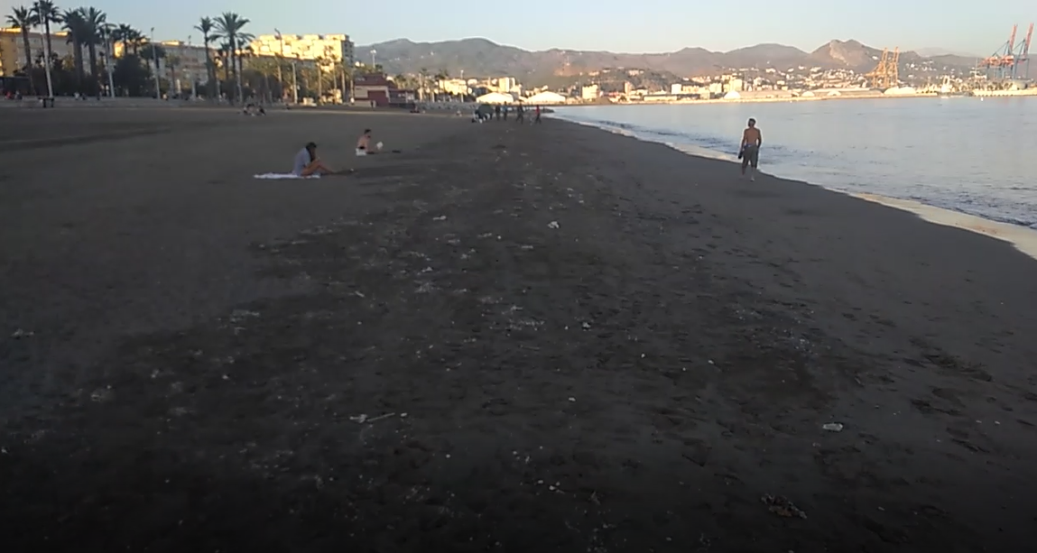 Las toallitas vuelven a 'inundar' la playa de La Misericordia Las toallitas vuelven a 'inundar' la playa de La Misericordia
