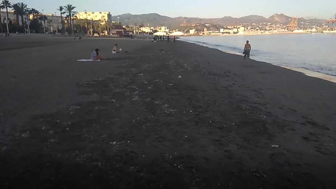Aspecto de la playa de La Misericordia el pasado sábado Toallitas higiénicas