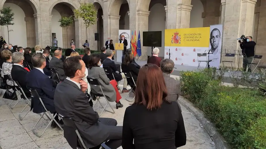 El aeropuerto de Alicante llevará el nombre Miguel Hernandez Aeropuerto