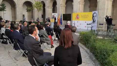 El aeropuerto de Alicante llevará el nombre Miguel Hernandez Aeropuerto
