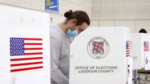 Un ciudadano con mascarilla vota en las elecciones presidenciales de EEUU