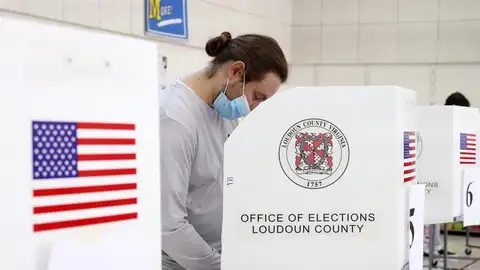 Un ciudadano con mascarilla vota en las elecciones presidenciales de EEUU Un ciudadano con mascarilla vota en las elecciones presidenciales de EEUU
