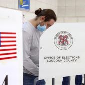 Un ciudadano con mascarilla vota en las elecciones presidenciales de EEUU