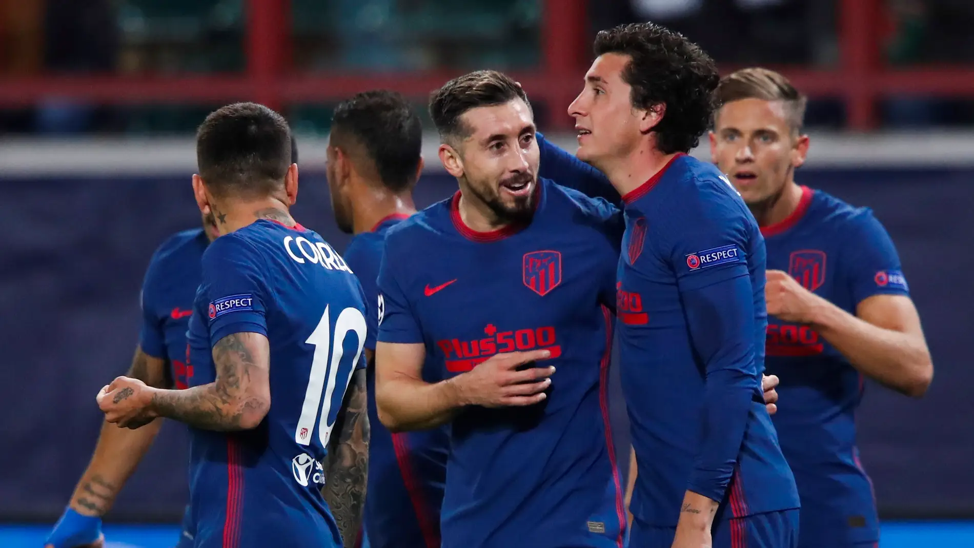 Herrera y Giménez celebran el gol del uruguayo