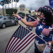 Elecciones EEUU 2020: Seguidores de Trump y Biden enfrentados en un acto en Florida (EEUU).