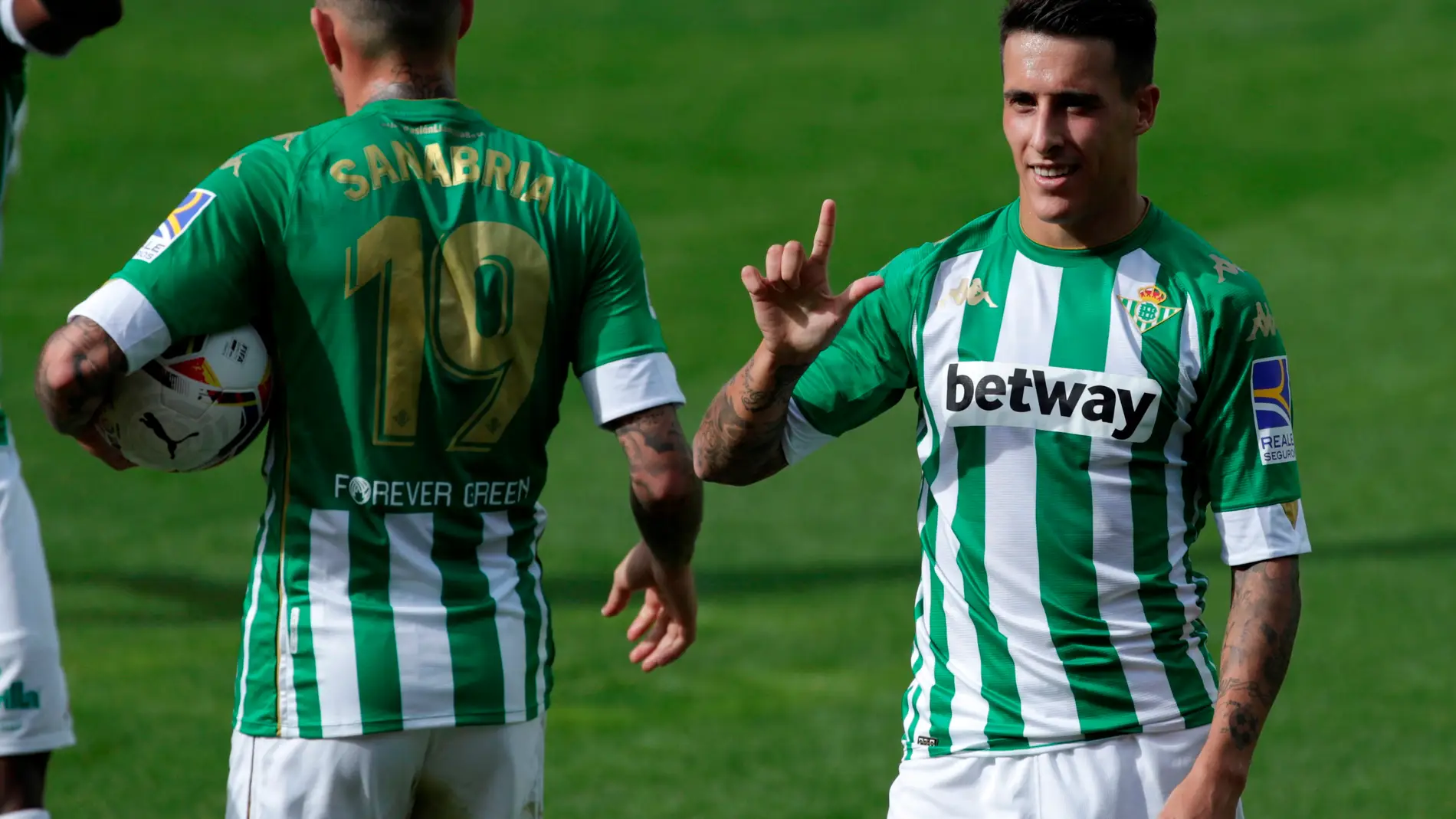 Cristian Tello celebra un gol con Tonny Sanabria.