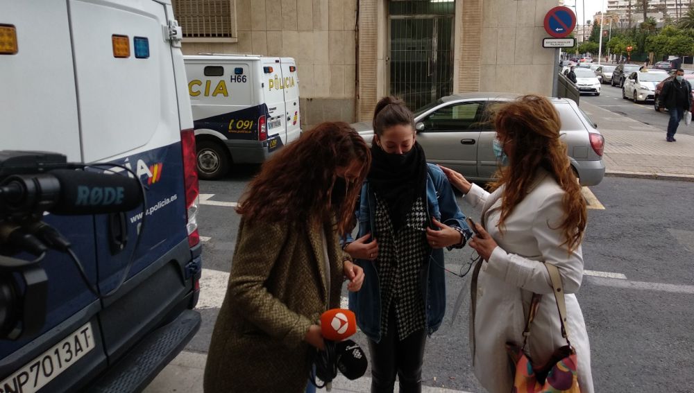 Elisabeth, sobrina de Cándido en las puertas del Juzgado