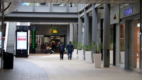 Els centres comercials, com aquest a Cornell&agrave;, ja van tancar portes en la primera onada.