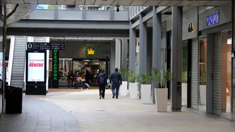 Els centres comercials, com aquest a Cornellà, ja van tancar portes en la primera onada. Els centres comercials, com aquest a Cornellà, ja van tancar portes en la primera onada.