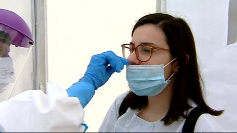 Preocupaci&oacute;n entre familias y sindicatos ante la decisi&oacute;n de la Generalitat de que los alumnos se tomen a s&iacute; mismos las muestras para las pruebas de coronavirus