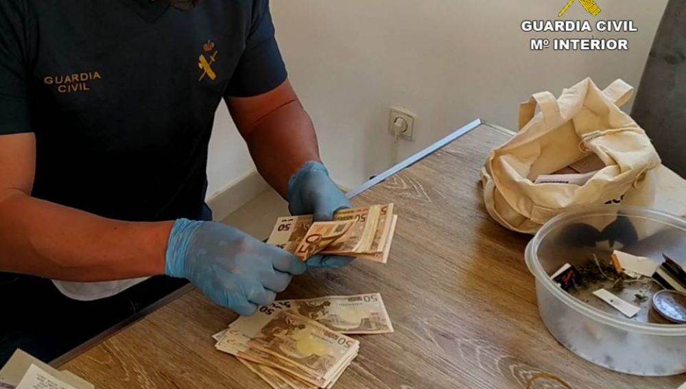 Un agente cuenta dinero decomisado