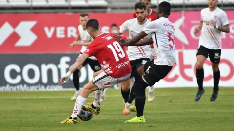 Alberto Toril, jugador del Real Murcia CF, pugnando un balón contra el Sevilla Atlético