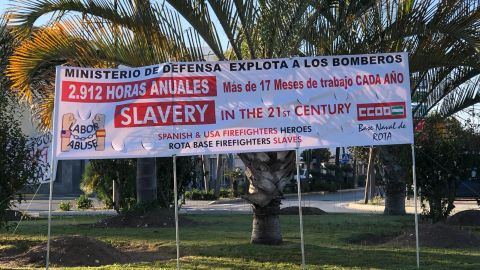 Pancarta puesta en la entrada de Rota