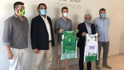 Edu Dur&aacute;n en su presentaci&oacute;n como jugador de Tau