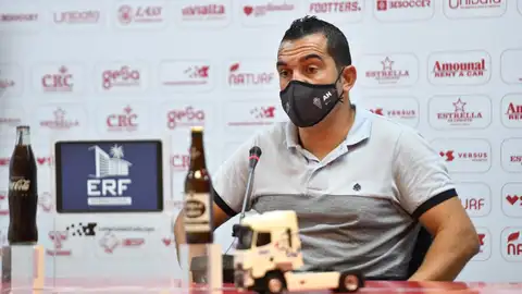 Adrián Hernández, entrenador del Real Murcia CF, en rueda de prensa Adrián Hernández, entrenador del Real Murcia CF, en rueda de prensa