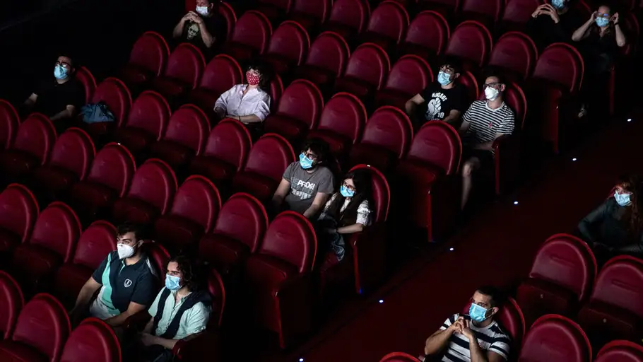 Espectadores en una sala de cine, distanciados y con mascarilla CINE