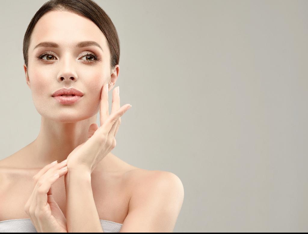 Aclarar y unificar el tono de la piel ayuda a dar una apariencia de juventud Aclarar y unificar el tono de la piel ayuda a dar una apariencia de juventud