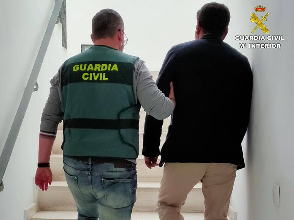 La Guardia Civil desarticula una trama en la compra de cítricos y sobre los derechos de los trabajadores del campo La Guardia Civil desarticula una trama en la compra de cítricos y sobre los derechos de los trabajadores del campo