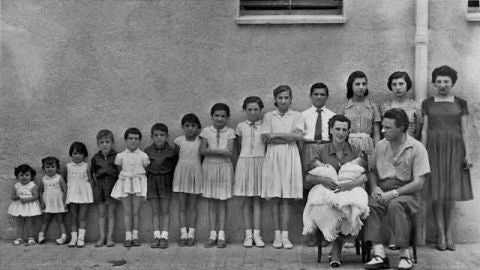 Foto oficial de una de las familias numerosas premiadas por el régimen de Franco. Andalucía, anónimo. Foto oficial de una de las familias numerosas premiadas por el régimen de Franco. Andalucía, anónimo.