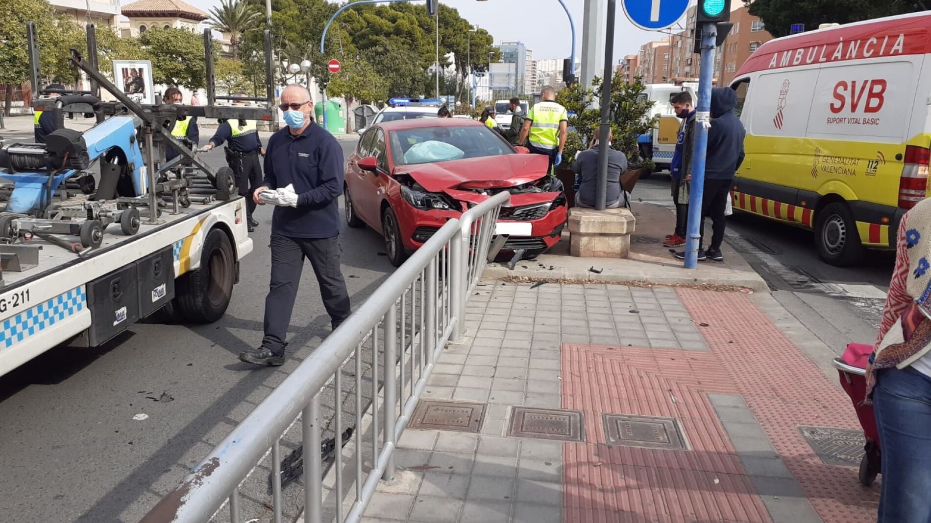 Aparatosa Colisión Entre Dos Vehículos En Un Cruce De La Gran Vía Con ...