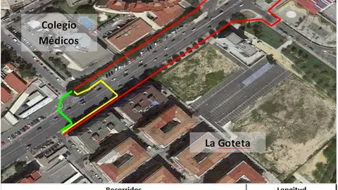 En rojo, la vuelta que personas con movilidad reducida tienen que dar para cruzar En rojo, la vuelta que personas con movilidad reducida tienen que dar para cruzar