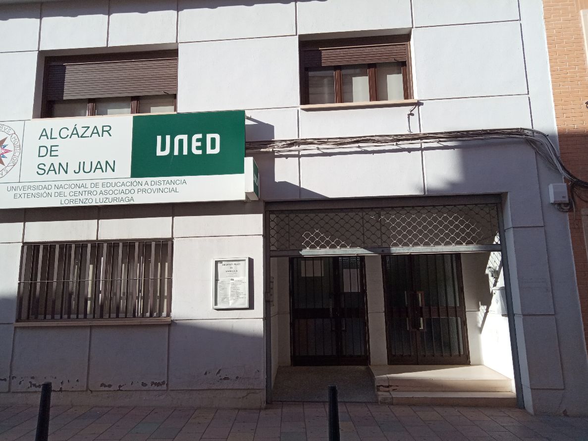 90 alumnos del IES Miguel de Cervantes reciben clase presencial en dependencias de la UNED 90 alumnos del IES Miguel de Cervantes reciben clase presencial en dependencias de la UNED