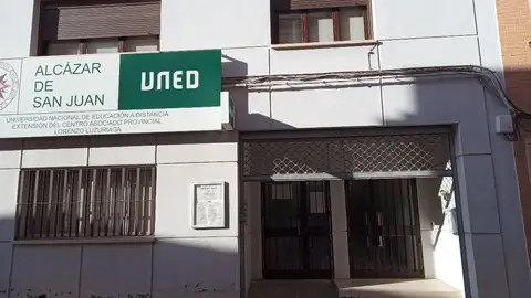 90 alumnos del IES Miguel de Cervantes reciben clase presencial en dependencias de la UNED 90 alumnos del IES Miguel de Cervantes reciben clase presencial en dependencias de la UNED