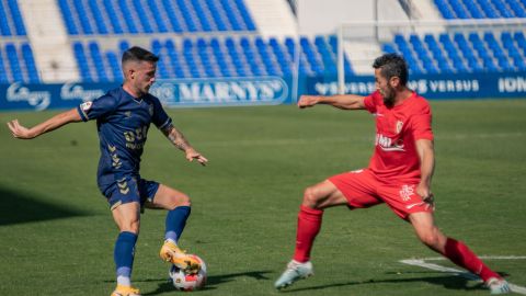 Javi Moreno, jugador del UCAM Murcia CF, en un encuentro contra el Linares Deportivo