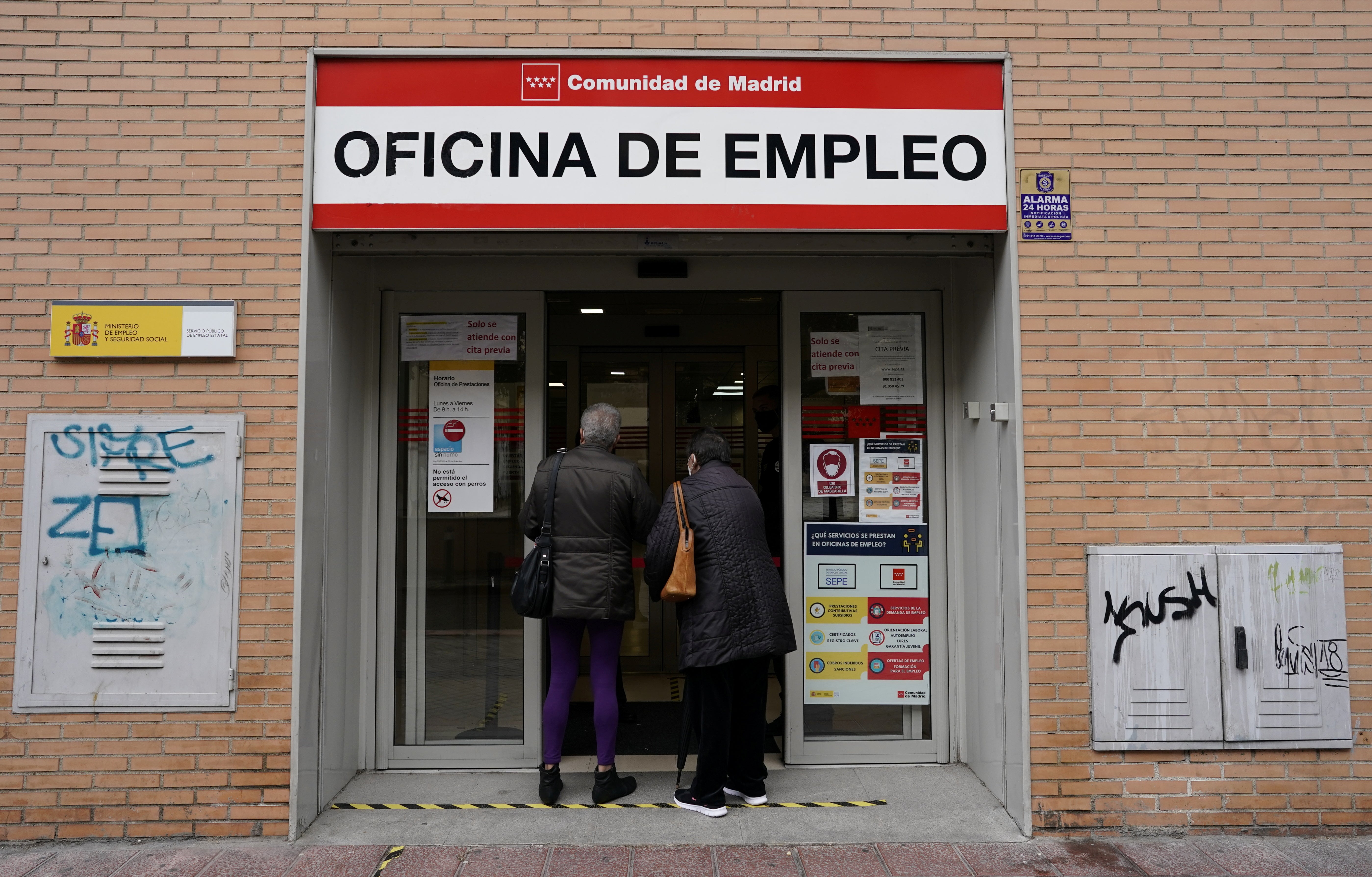 El paro subió 1´8 % con respecto al mes de enero y hace que la cifra de parados se eleve hasta los 456.158 El paro subió 1´8 % con respecto al mes de enero y hace que la cifra de parados se eleve hasta los 456.158
