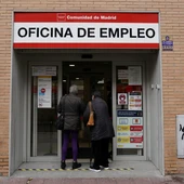 Dos personas entran en una oficina de empleo Dos personas entran en una oficina de empleo