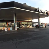 Un padre olvida a su hija por despiste en una gasolinera Un padre olvida a su hija por despiste en una gasolinera